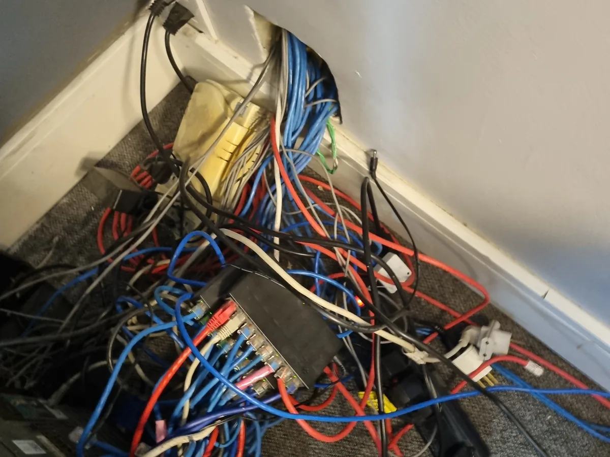 Cabeamento desorganizado antes da reestruturação