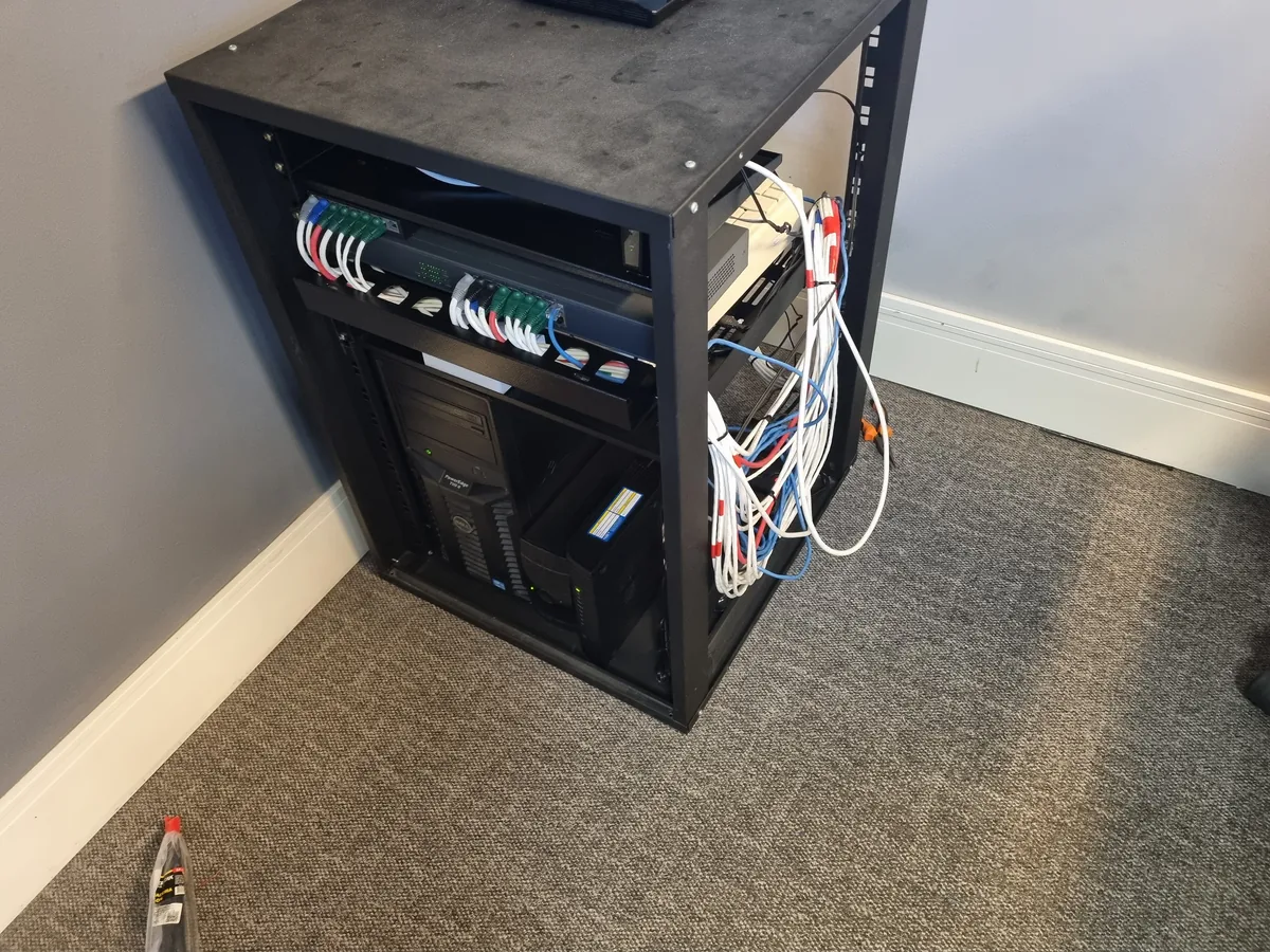 Rack profissional e organizado após a reestruturação