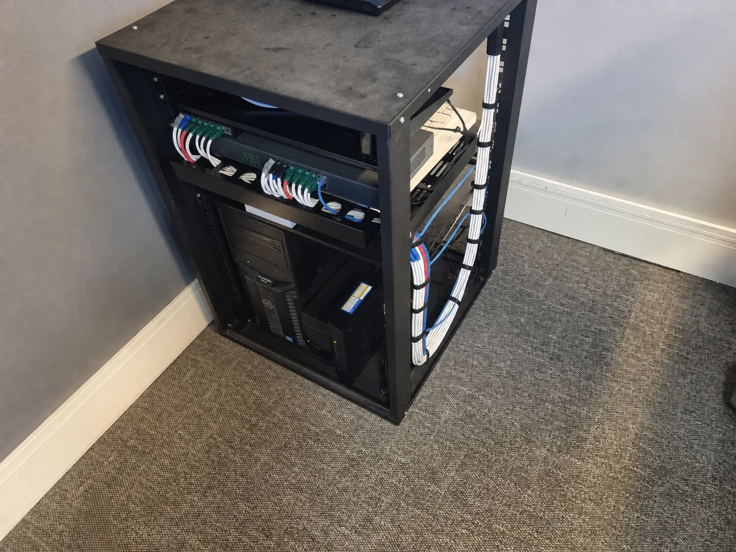 Rack completo, organizado e finalizado após a reestruturação