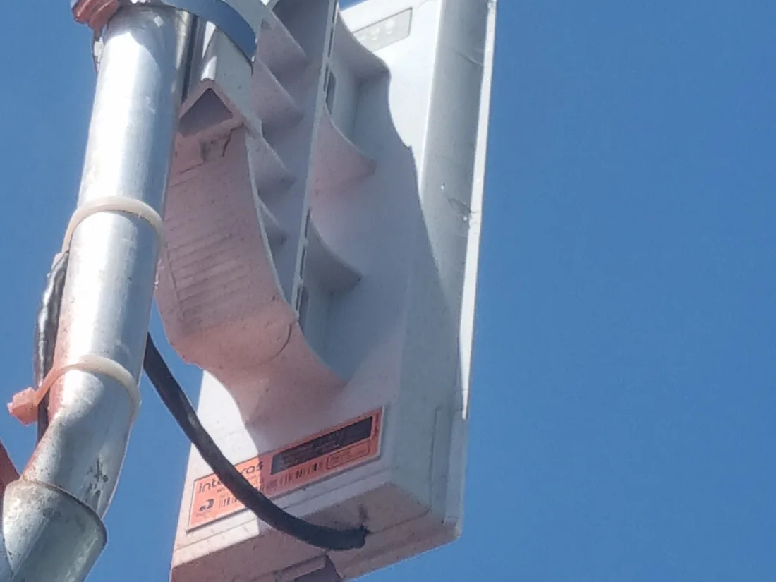 Antena de rádio ponto a ponto instalada em propriedade rural